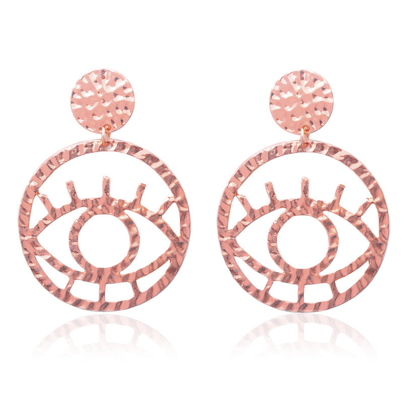 Exaggerated personality, hollow outline, eye earrings, earrings, female non-mainstream street photography, fun and exaggerated earrings