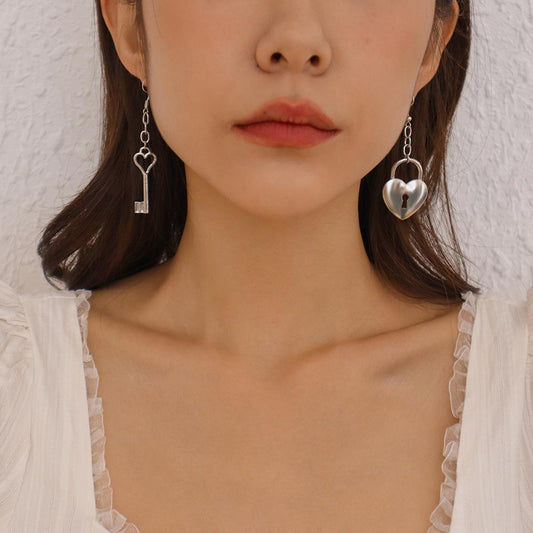 E1246 Personality Asymmetrical Long Earrings Niche Design Love Lock Earrings Elegant Temperament Earrings