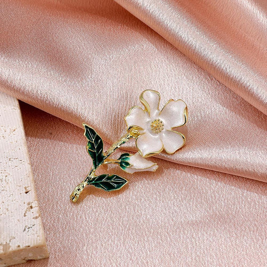 Super fairy high-end dripping oil white flower brooch simple girl gardenia brooch silk scarf clothing accessories