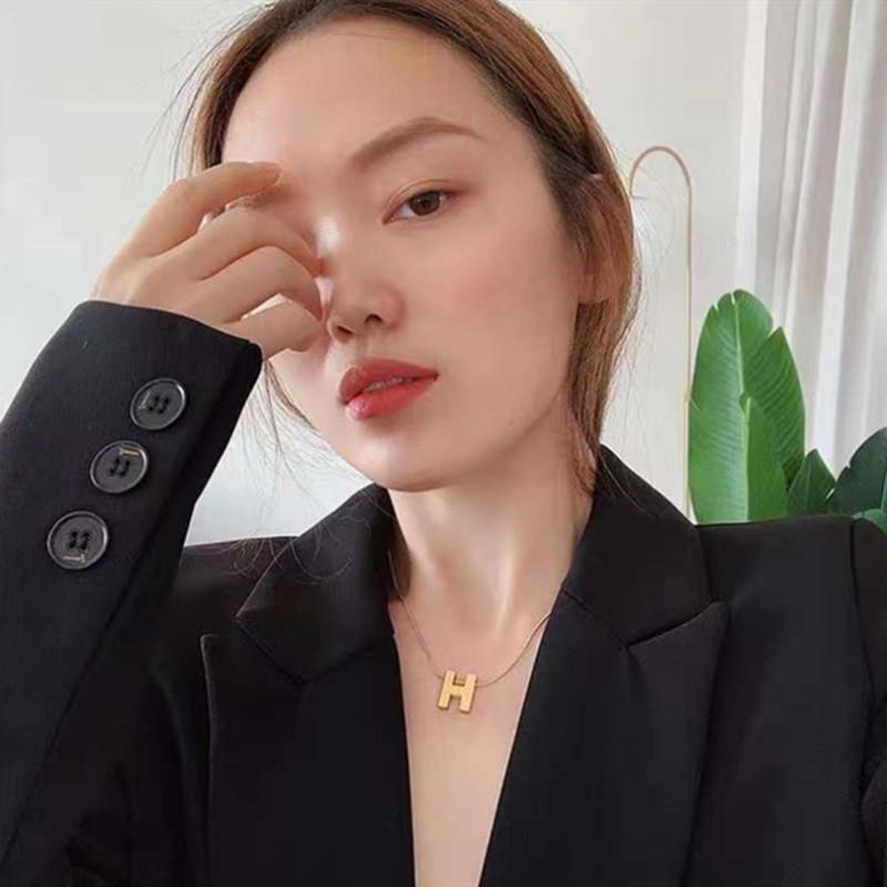 Ins cold and simple all-match temperament titanium steel plated 18K letter H pendant necklace snake bone chain necklace