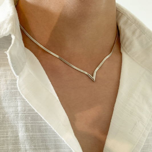Hip-hop simple V-shaped snake bone chain collarbone necklace retro versatile metal geometric men and women necklace