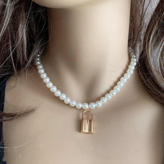Jewelry Retro Scallop Lock Shaped Bead Necklace Temperament Simple Geometric Pearl Shell Necklace Female