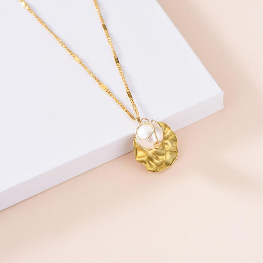 Ins niche light luxury stainless steel shell pearl gold-plated pendant fashion simple all-match metal necklace female