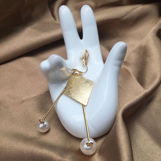 Diamond-shaped frosted metal pearl ear clips can be worn with or without ear holes. Free rubber ear pads for stage accessories