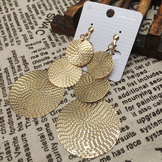 Three-piece ear clips can be worn with or without pierced ears. Free rubber ear pads. Temperamental beauty earrings.