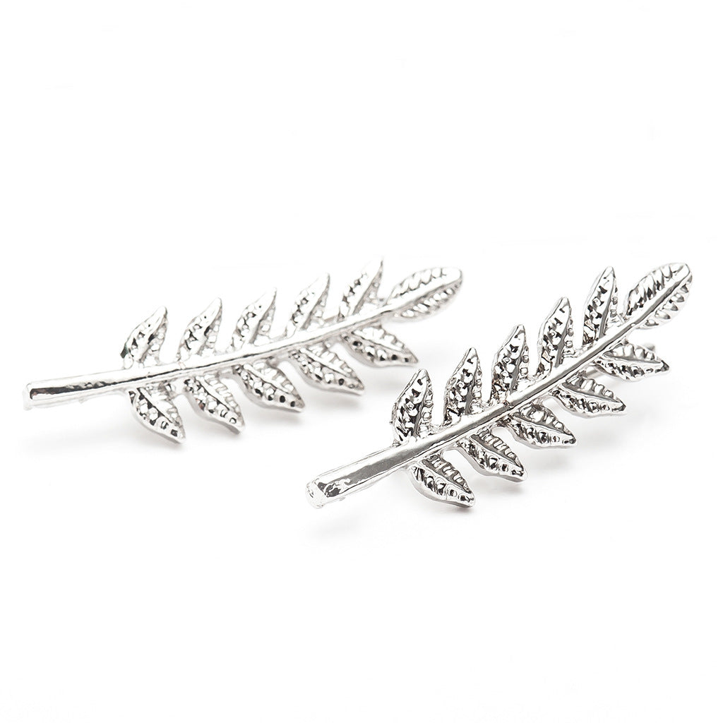 Fashion and simple leaf-shaped leaf-shaped stud earrings for women