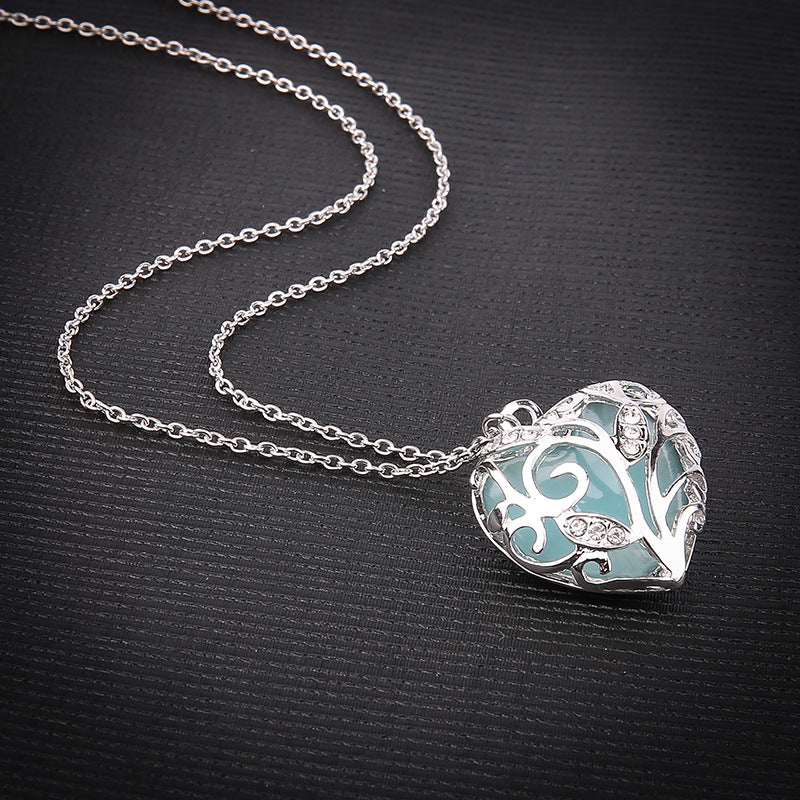 Fashion Hollow Out Luminous Heart Necklace Popular Luminous Pendant Clavicle Chain Jewelry