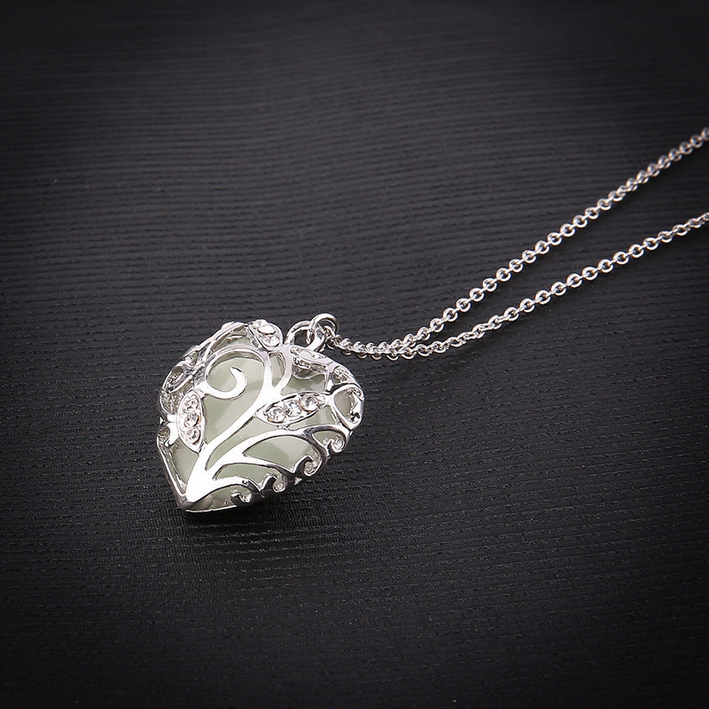 Fashion Hollow Out Luminous Heart Necklace Popular Luminous Pendant Clavicle Chain Jewelry