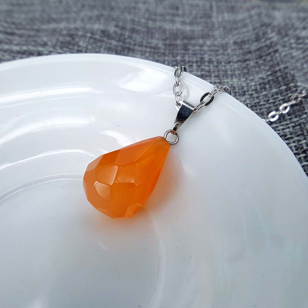 Multi-faceted Natural Stone Drop Shape Pendant Necklace Personality Clavicle Chain Necklace Versatile Clothing Accessories