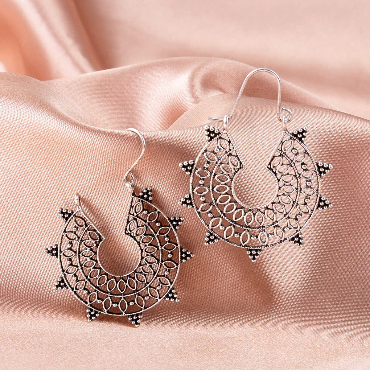 Retro Hollow Earrings Fashion Net Red Metal Geometric Earrings Ethnic Personality Carved Earrings Women