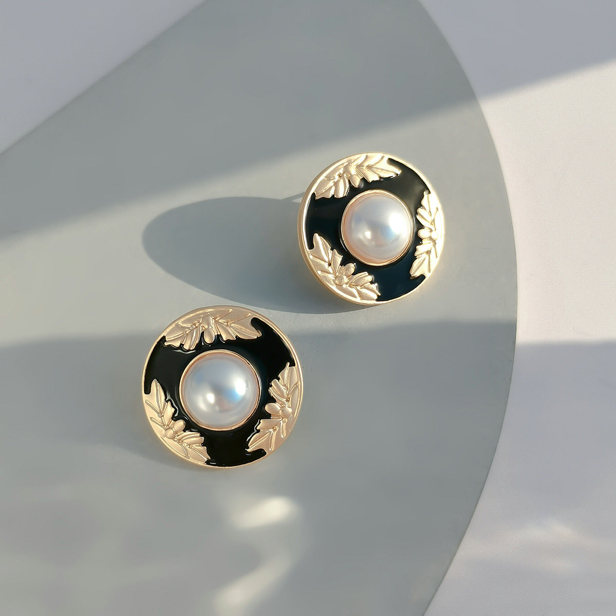 Jewelry Retro Xiaoxiang Heart-shaped Pearl Earrings Women's Simple Drip Oil Geometric Round Earrings