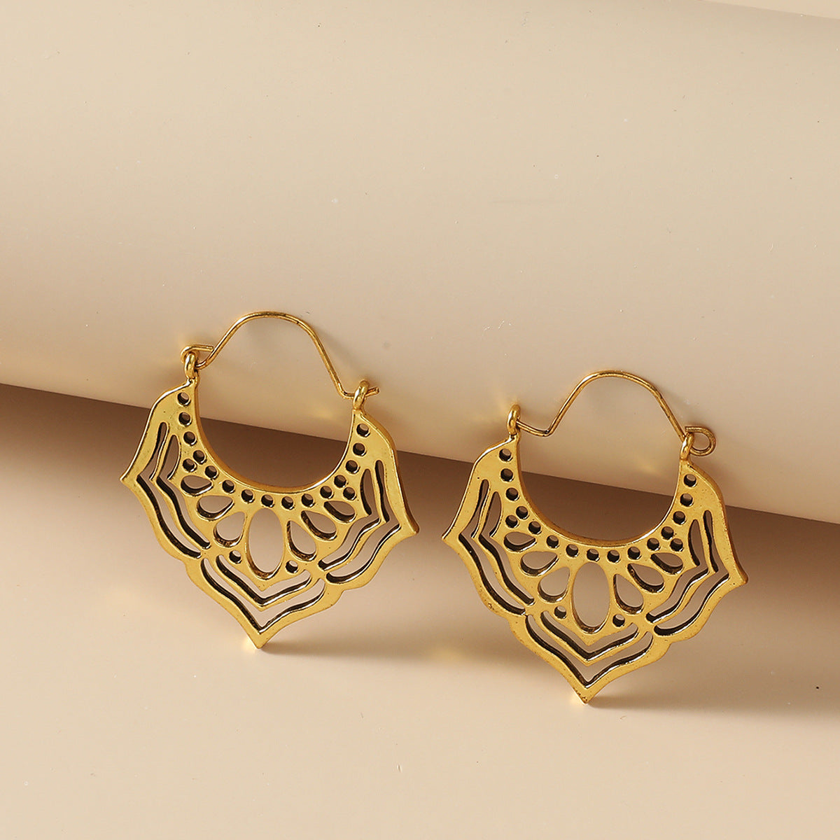 Retro Hollow Earrings Fashion Net Red Metal Geometric Earrings Ethnic Personality Carved Earrings Women