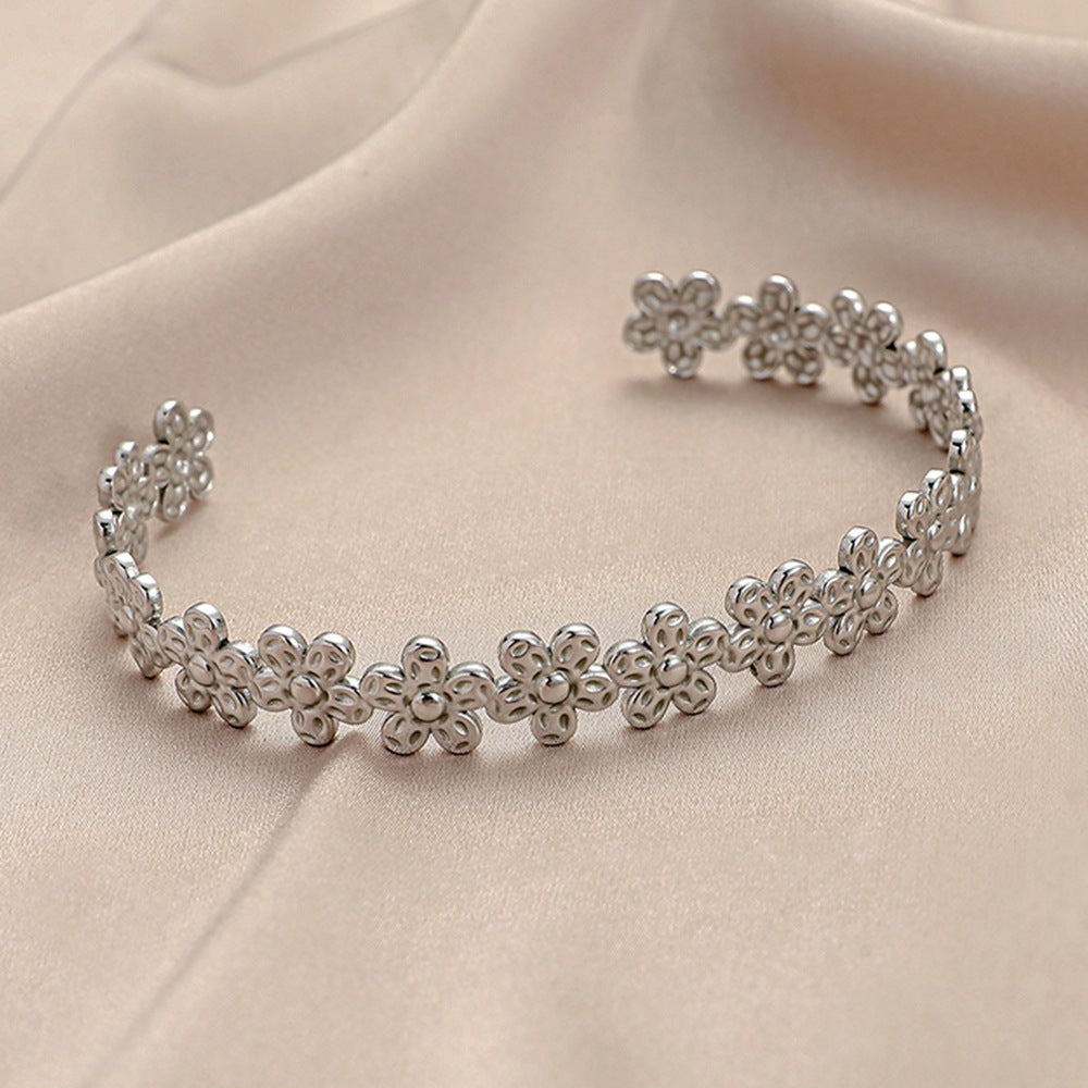Ins trend simple stainless steel opening small daisy C-shaped bracelet fashion personality indifferent titanium steel all-match bracelet