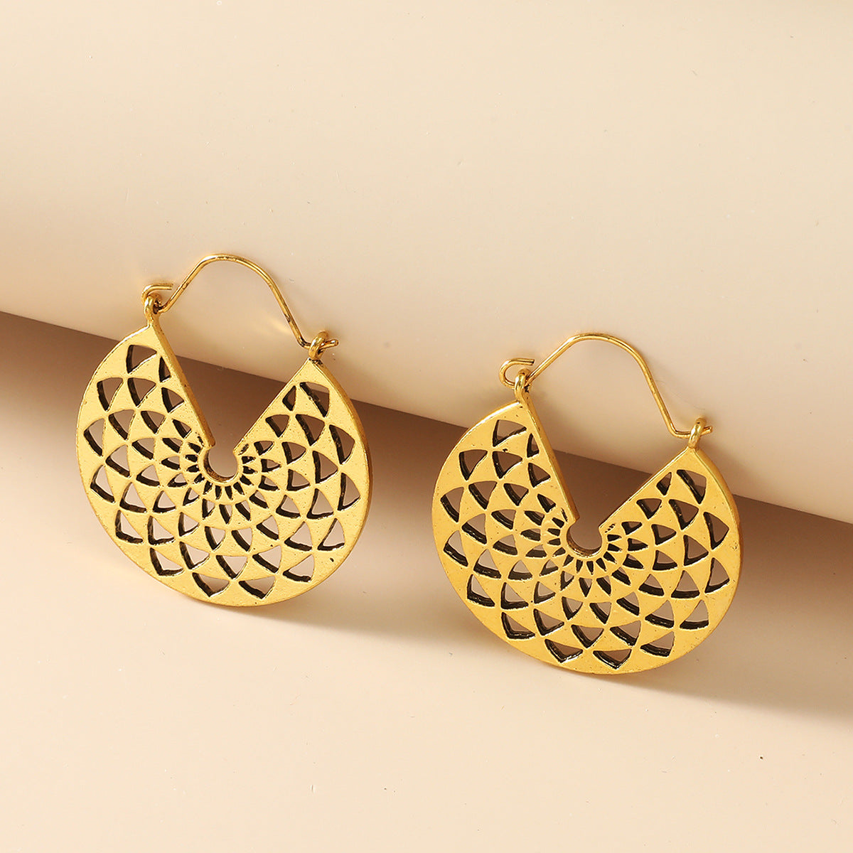 Retro Simple Hollow Earrings Creative Metal Geometric Earrings Earrings Exaggerated Irregular Round Earrings For Women