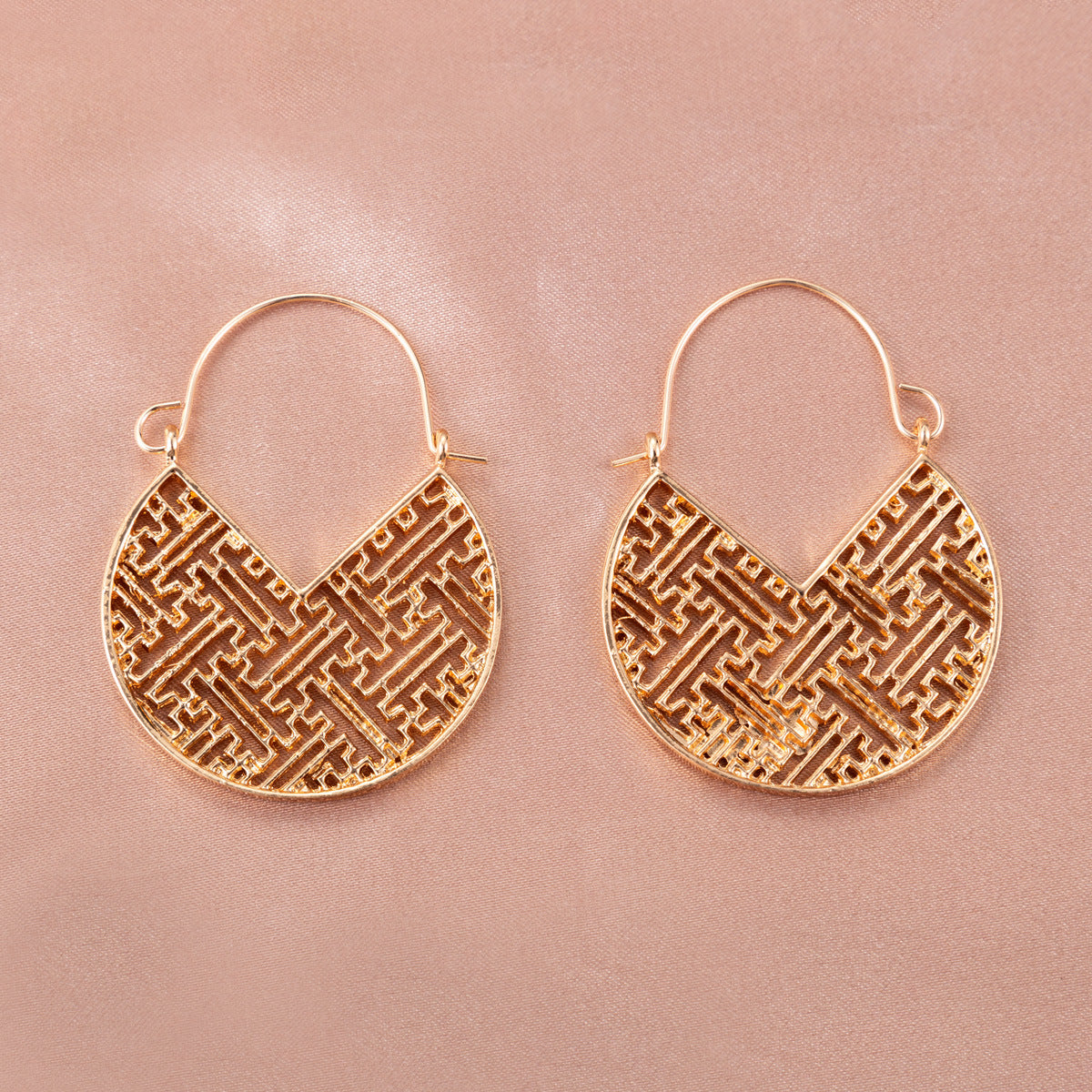 Retro Hollow Earrings Fashion Net Red Metal Geometric Earrings Ethnic Personality Carved Earrings Women