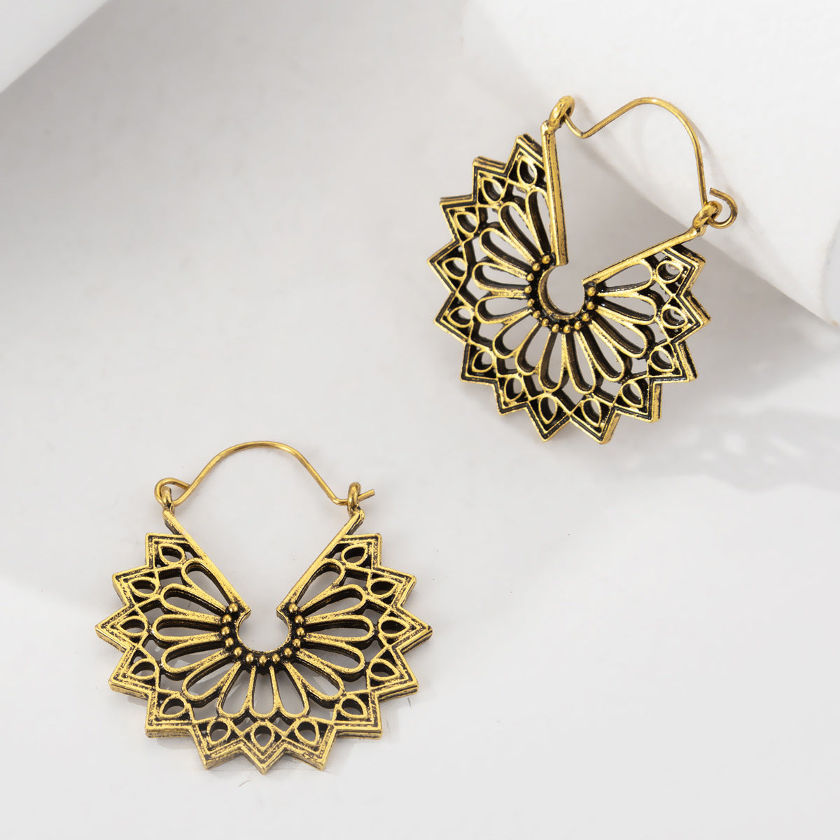 Retro Hollow Earrings Fashion Net Red Metal Geometric Earrings Ethnic Personality Carved Earrings Women