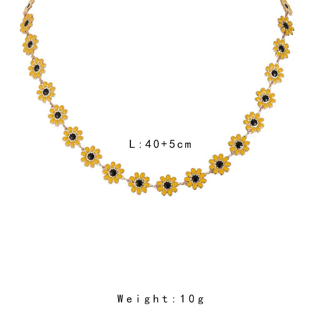 Small clear ins ladies retro simple and exquisite small daisy small yellow flower necklace jewelry