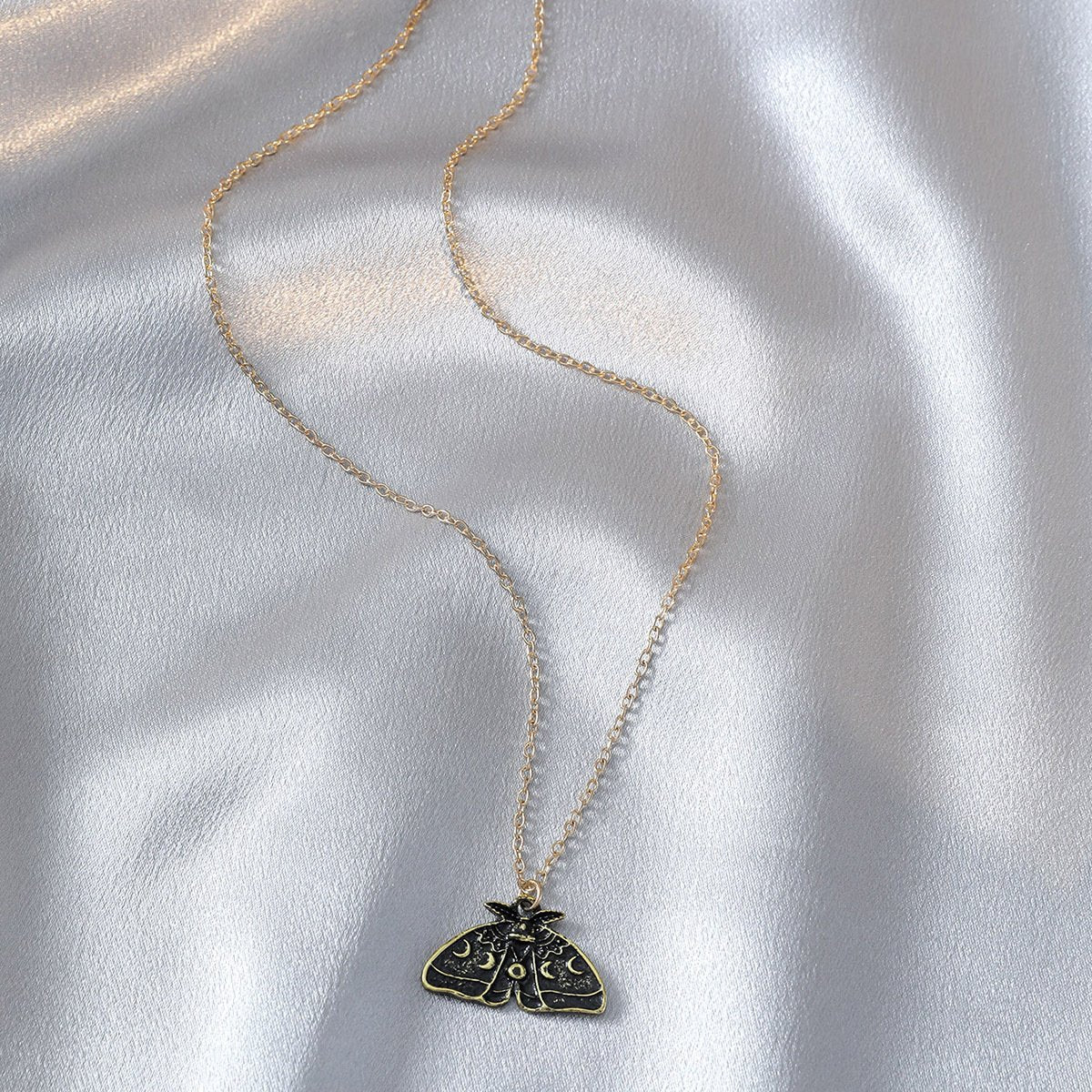 Gothic Dark Simple Butterfly Necklace Retro Fashion Creative Metal Old Butterfly Clavicle Chain Temperament Necklace