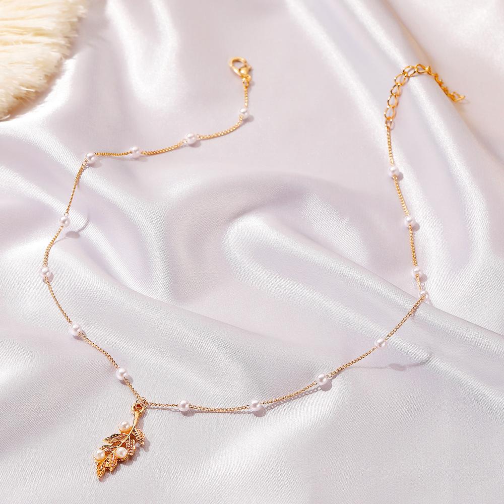 Small Fresh Leaf Necklace Temperament Versatile Simple Pearl Leaf Pendant Clavicle Chain Personality Short Sweater Chain