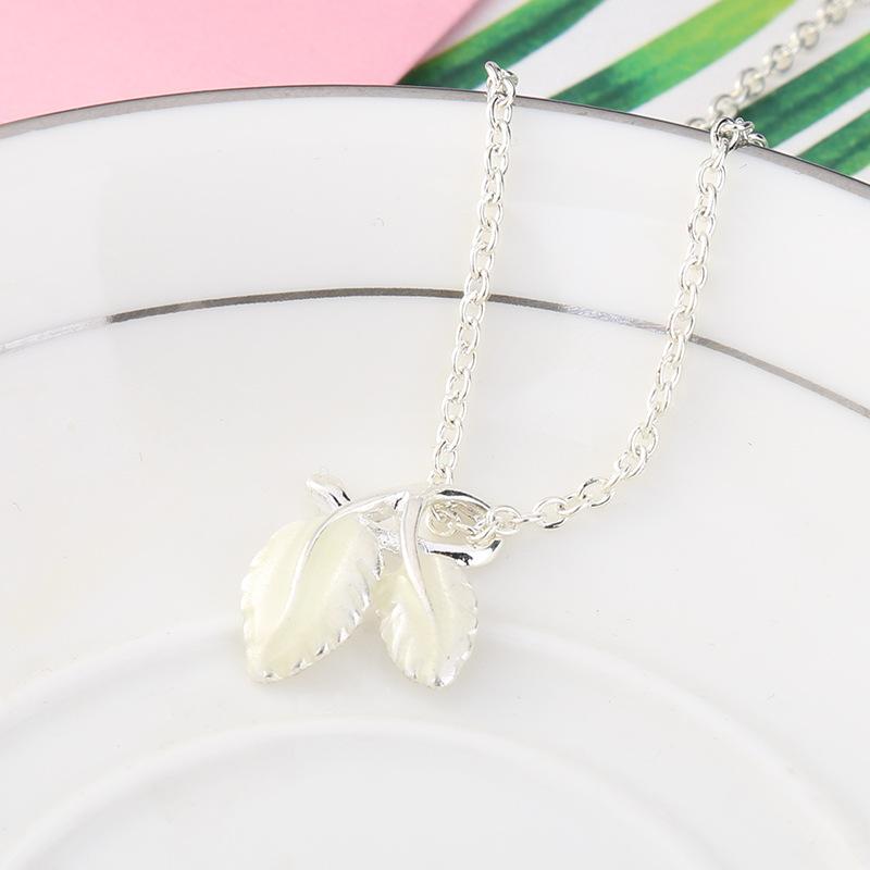 Creative Leaf Luminous Necklace Luminous Pendant Fashion Leaf Clavicle Chain Jewelry