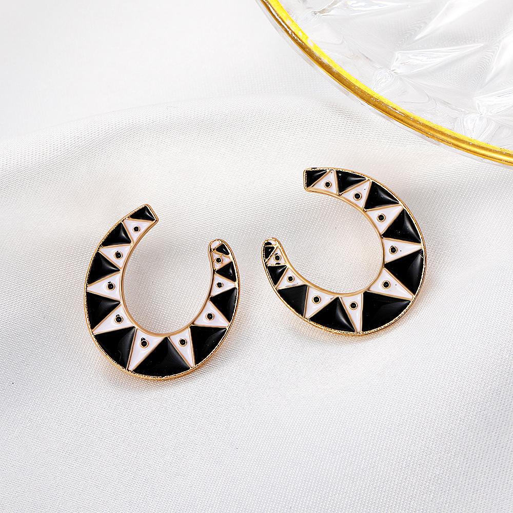 Retro Gothic U-shaped earrings hip-hop creative black and white grid horseshoe earrings exaggerated personality dripping oil earrings female