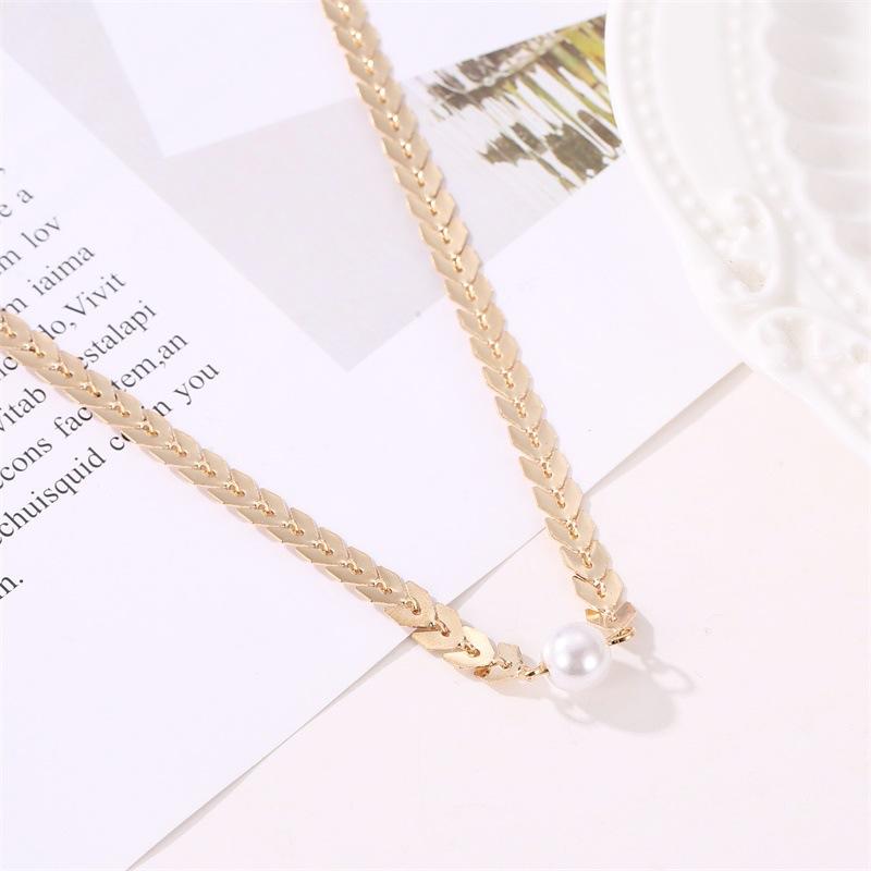 Temperament Fashion Fishbone Chain Sequin Short Necklace Female Fashion Pearl Chain Clavicle Chain