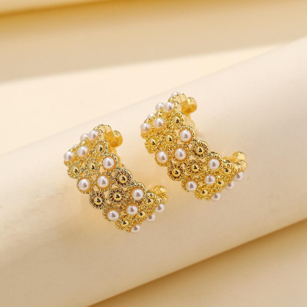 Fashion Metal Pearl Earrings French Baroque Retro C Shape Hollow Out Earrings For Ladies
