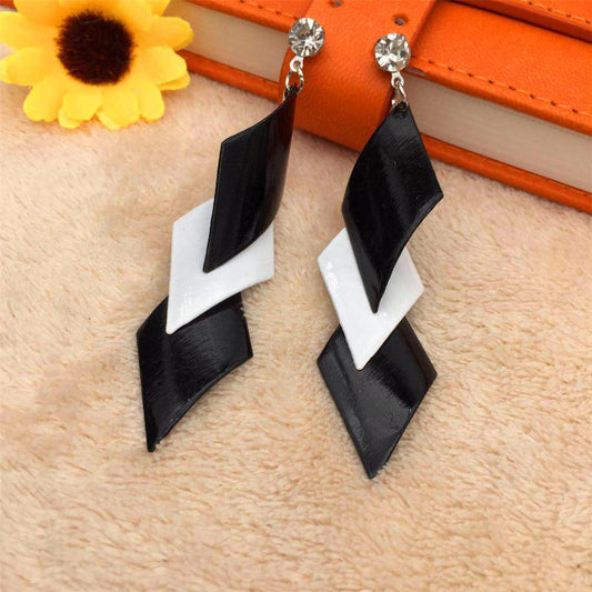 Black and white varnish leaf rhombus surface triangular hollow metal sheet earrings earrings earrings earrings popular ear accessories