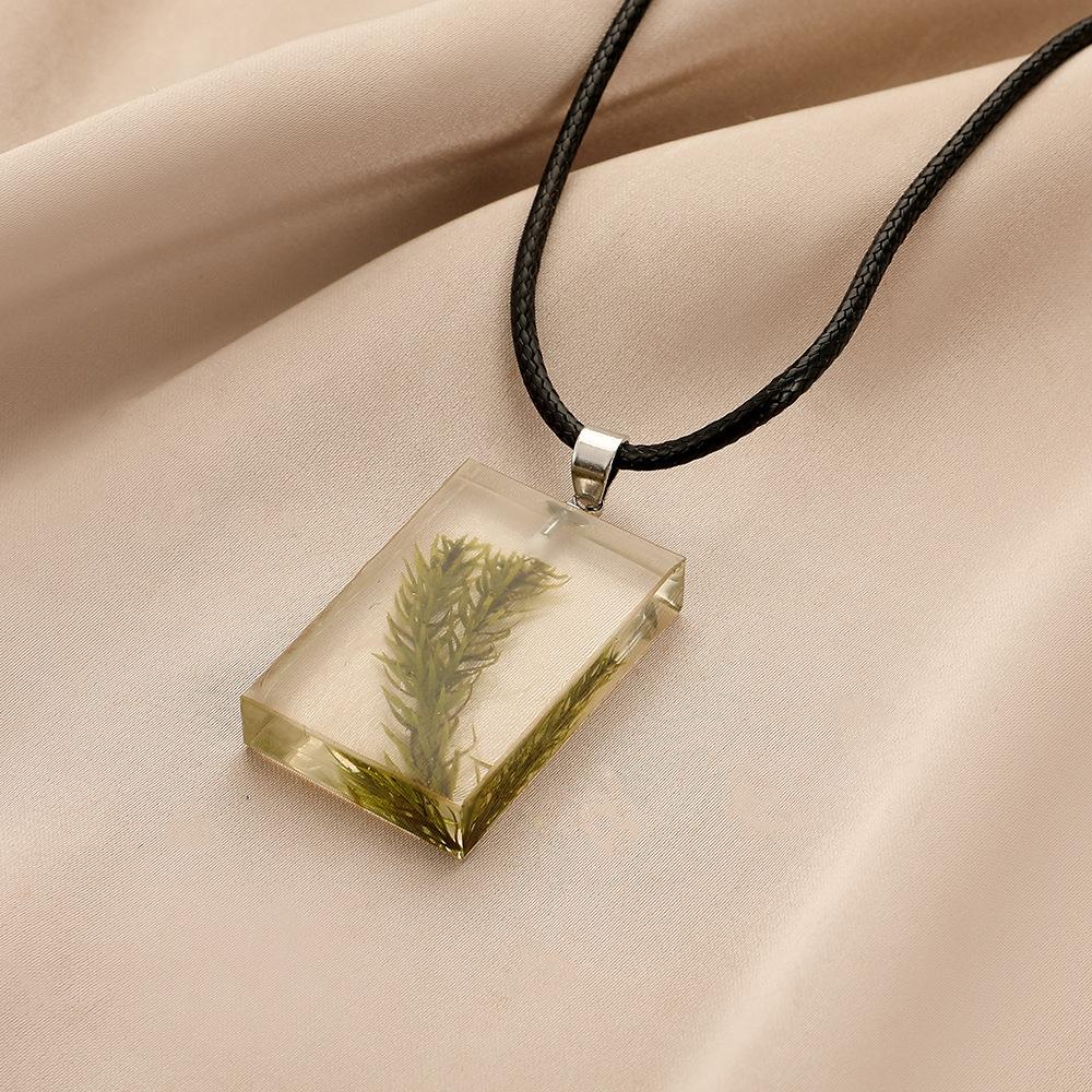 Fashion Simple Rectangle Resin Dried Flower Crystal Seagrass Necklace Necklace