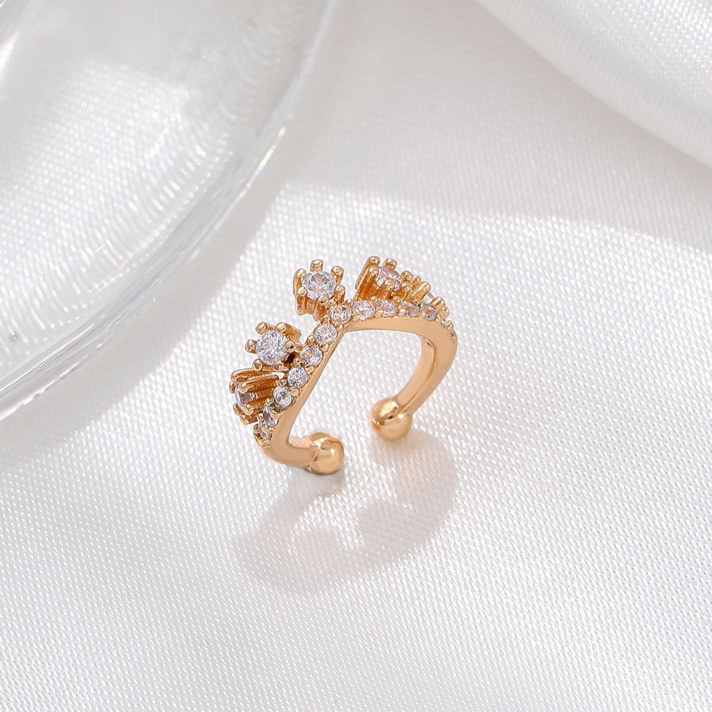Niche design copper inlaid zircon crown ear clip ins French retro hole-free C-shaped earrings high-end earrings for women