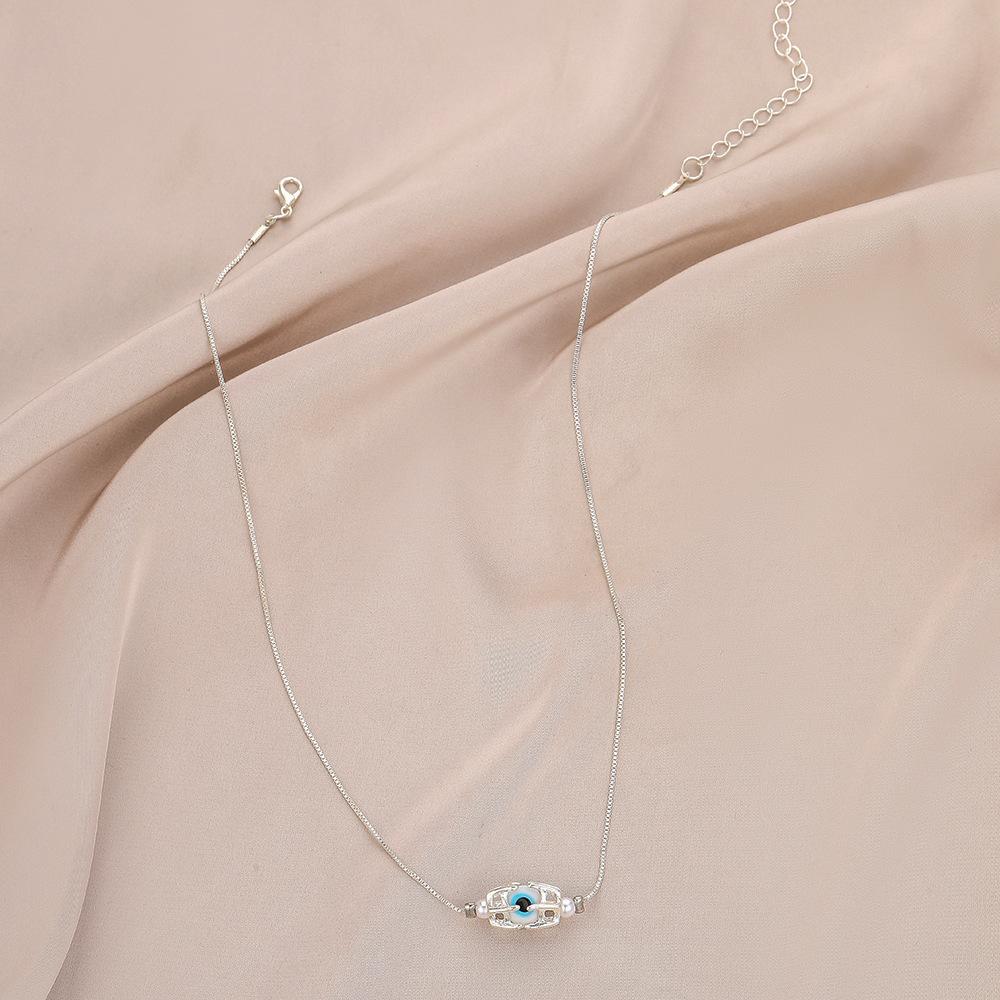Simple personality trend hands hug eyes necklace style beautiful creative temperament clavicle chain necklace female