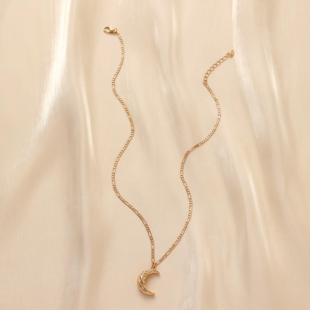 Fashion personality design sense niche metal 3D three-dimensional moon pendant necklace crescent moon necklace clavicle chain female