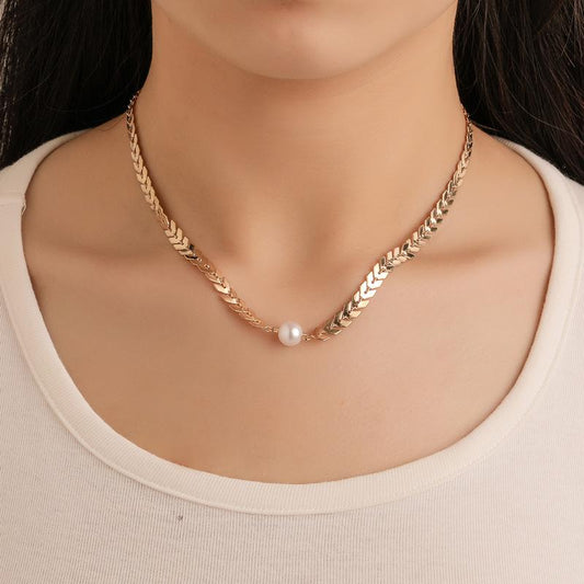 Temperament Fashion Fishbone Chain Sequin Short Necklace Female Fashion Pearl Chain Clavicle Chain