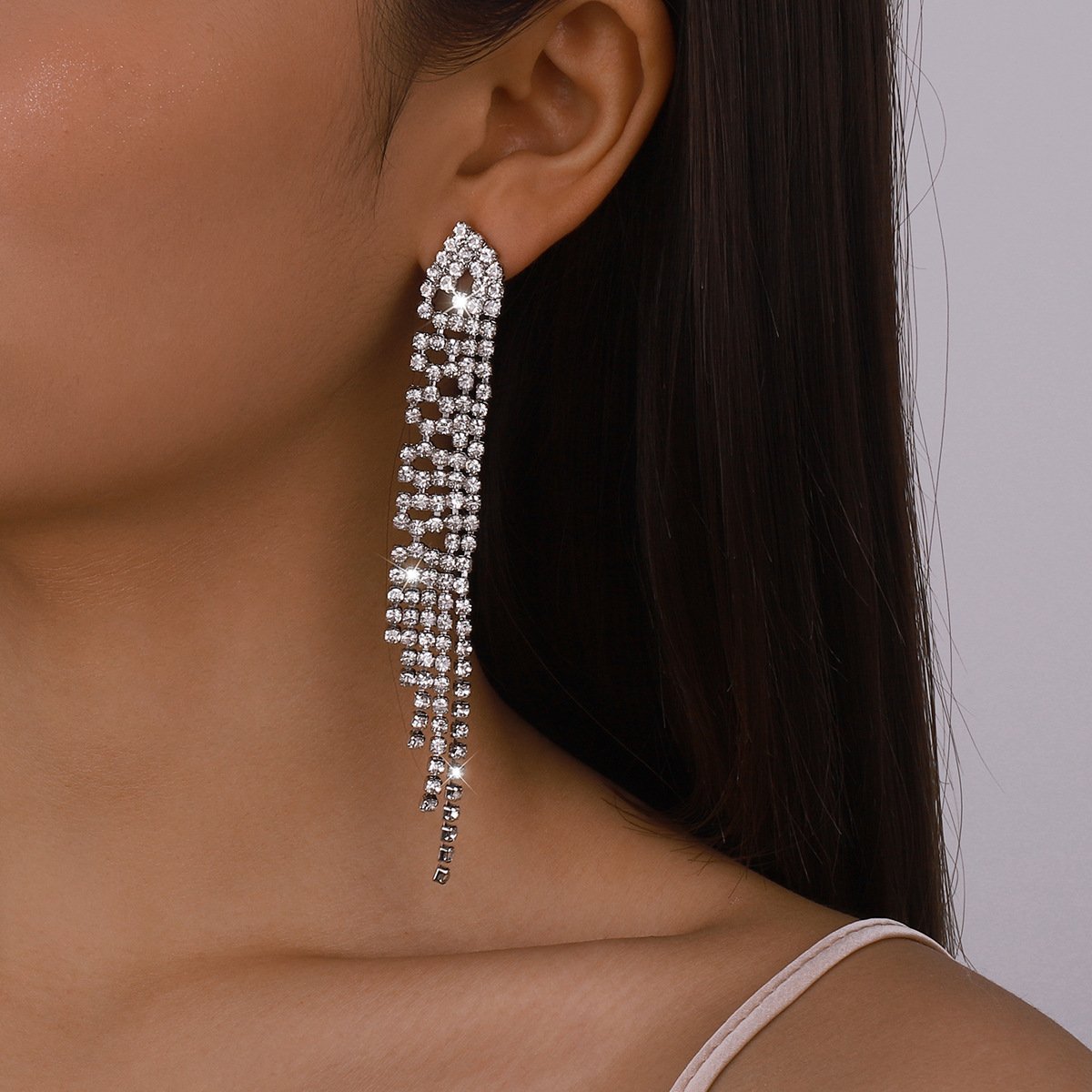 E1478 Fashion Modern Sexy Geometric Earrings Rhinestone Shining Tassel Earrings Light Luxury Dinner Earrings