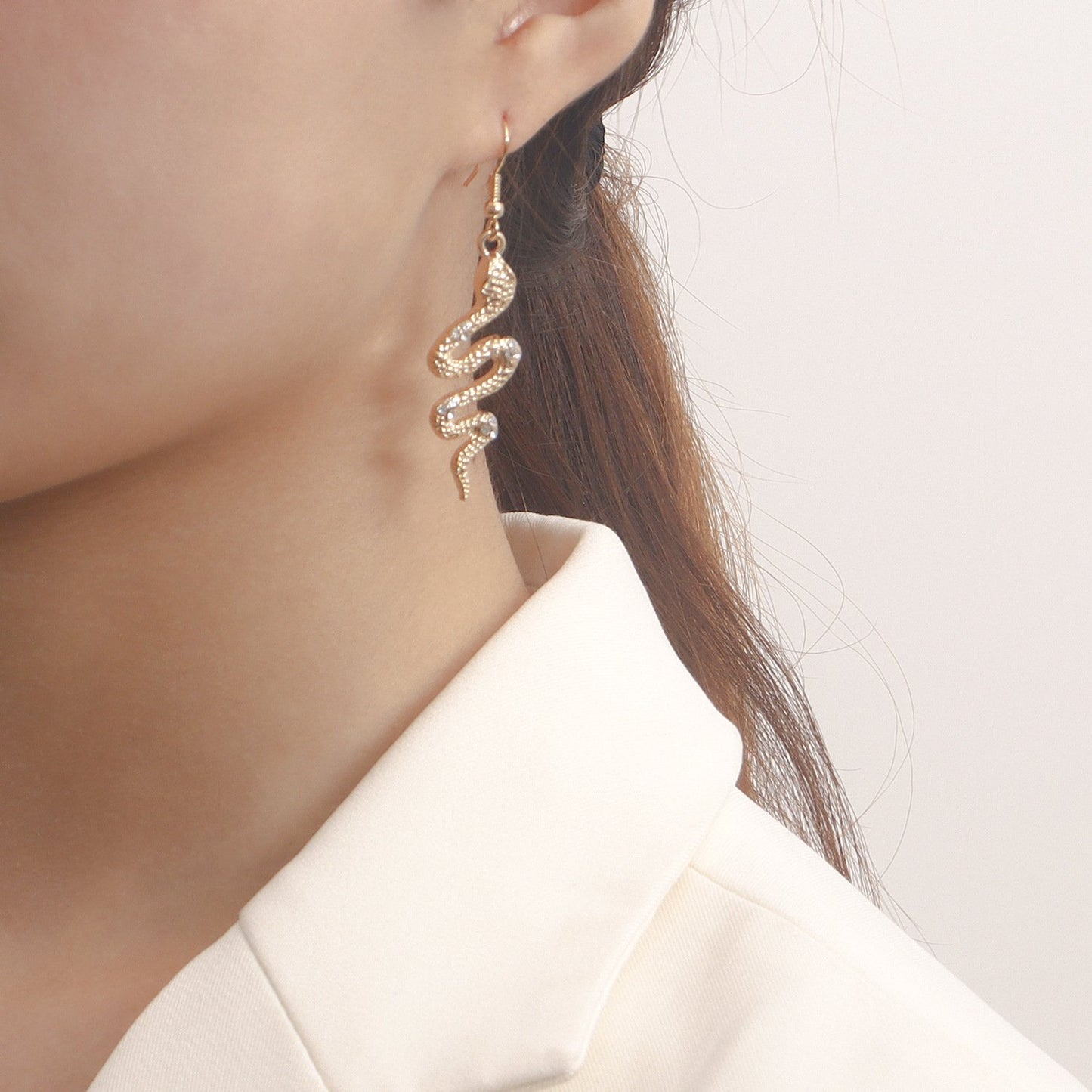 Jewelry ins micro-inlaid diamond snake-shaped pendant retro earrings female earrings high-end niche earrings