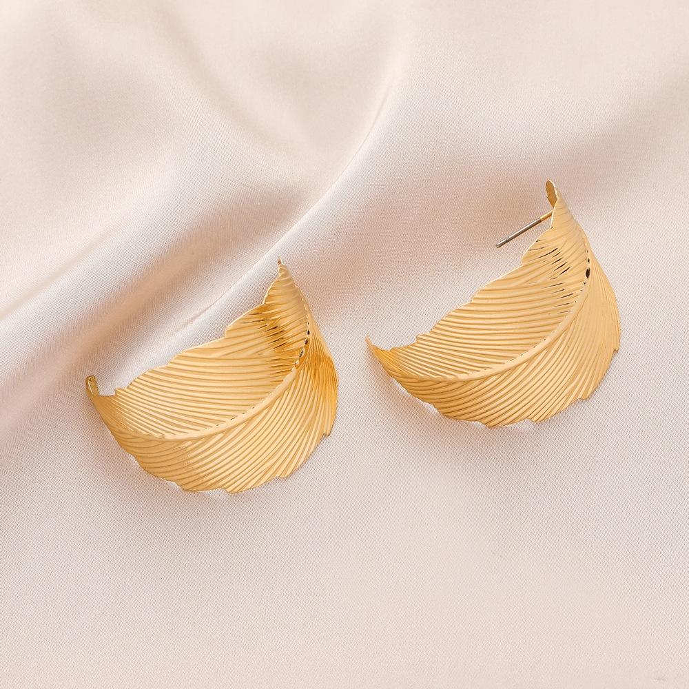 Simple Fashion Magazine Street Shoot Ladies Heavy Metal Exaggerated Atmospheric Leaf Earrings Jewelry