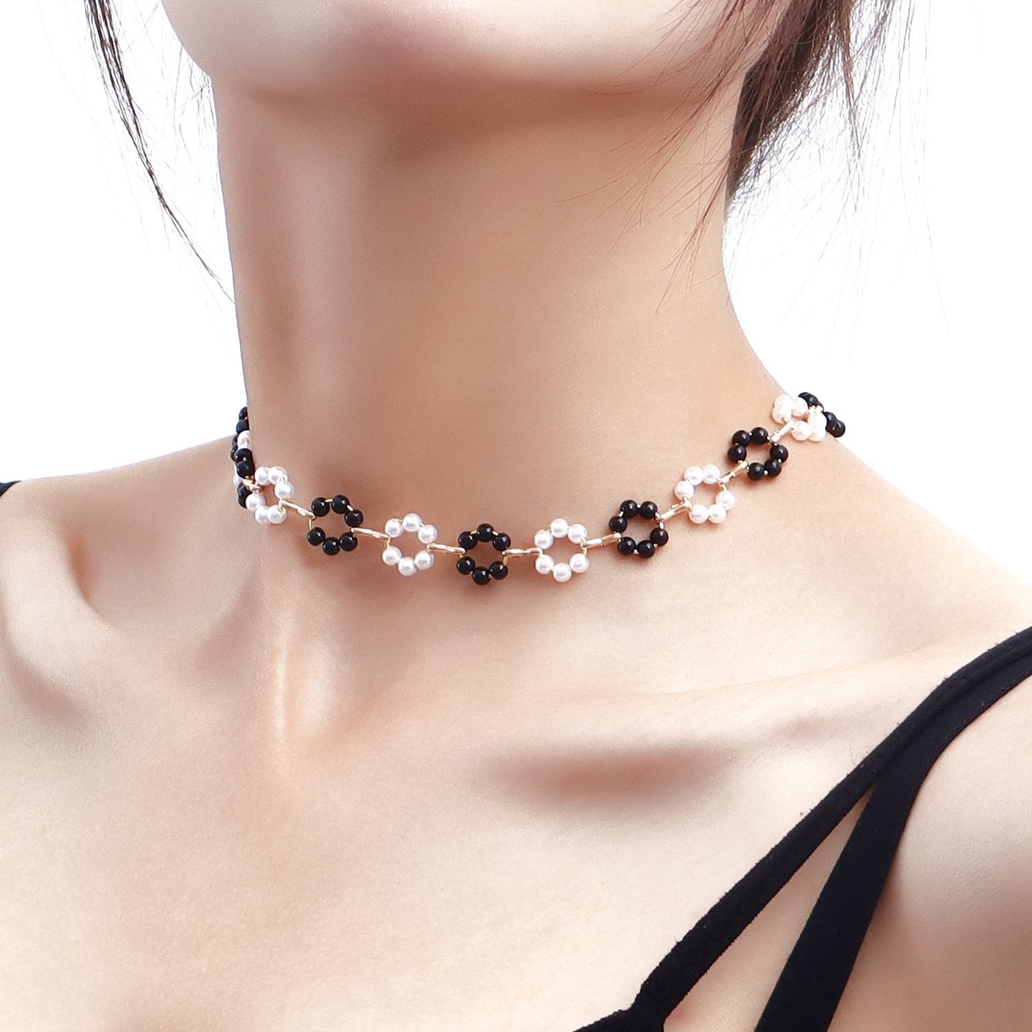 Jewelry small fresh black and white gradient small daisy imitation pearl necklace female beach single-layer necklace