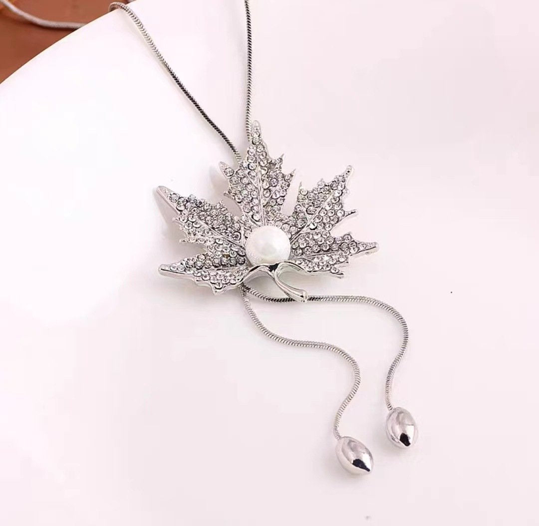 Retro Diamond Maple Leaf Necklace Female Fashion Temperament Crystal Peacock Flower Love Tulip Sweater Chain