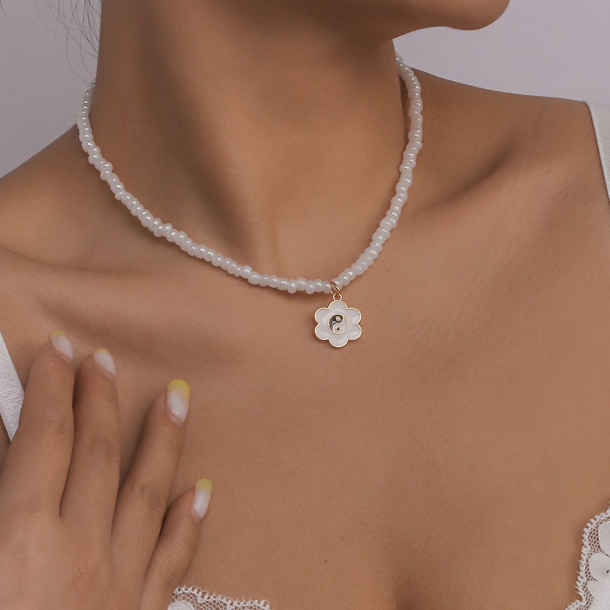N1121 Small Fresh Rice Bead Necklace Women's Flower Tai Chi Gossip Necklace Simple Design Contrasting Color Necklace