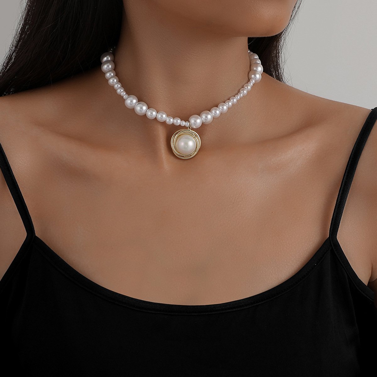Fashion French Irregular Pearl Round Card Pendant Trendy Elegant Temperament Sexy Clavicle Necklace