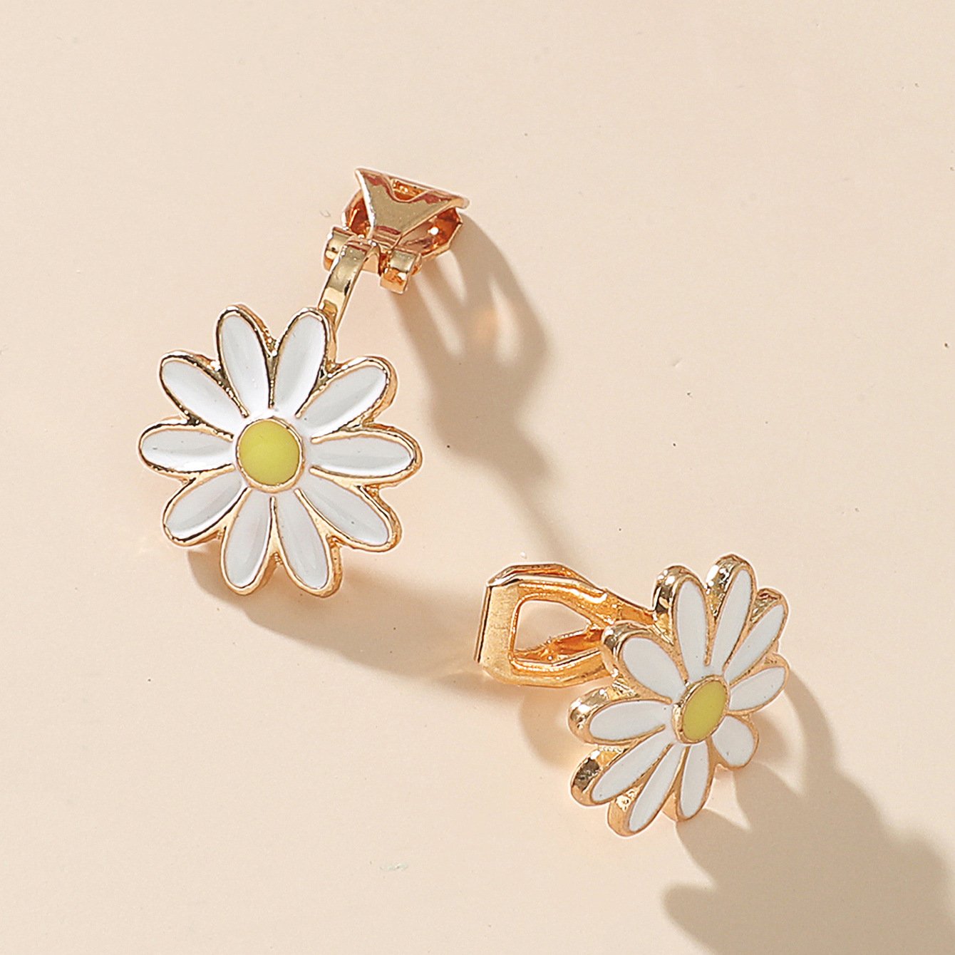 Mori small fresh small daisy earrings super fairy cute girl dripping oil flower ear buckle students all-match earrings