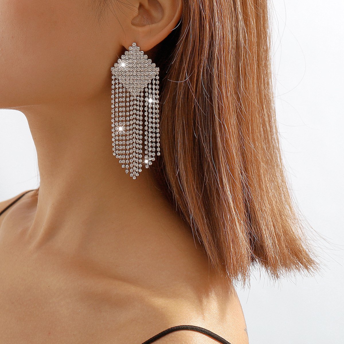 E1985 Sexy Rhinestone Earrings Women's Claw Chain Tassel Temperament Light Luxury Rhombus Personality Earrings