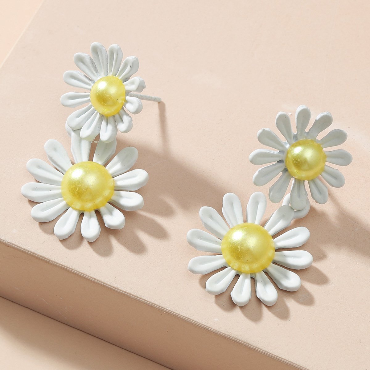 Fresh small daisy earrings temperament simple flower earrings net red girl Mori alloy earrings female