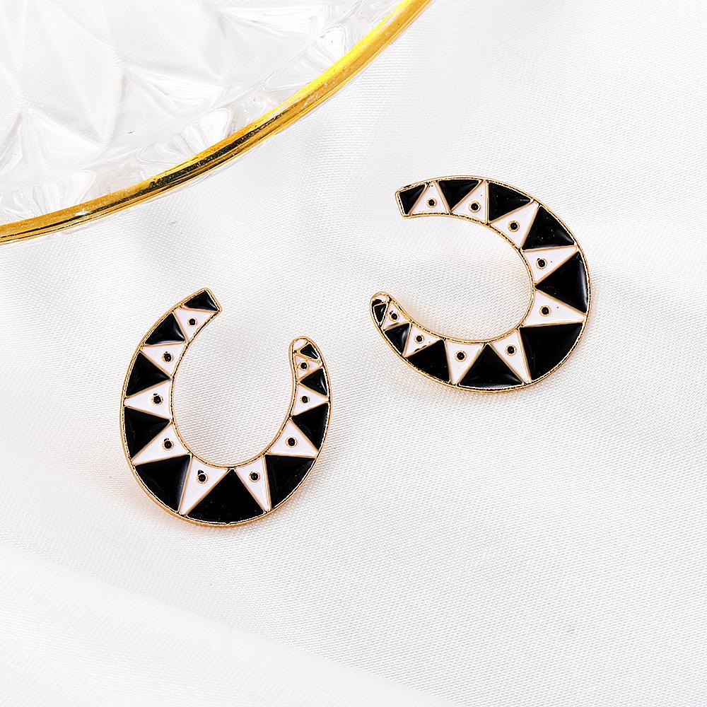 Retro Gothic U-shaped earrings hip-hop creative black and white grid horseshoe earrings exaggerated personality dripping oil earrings female
