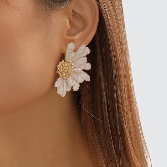 E8418 Stud Earrings Retro Alloy Flower Stud Earrings Feminine Pattern Flower Earrings