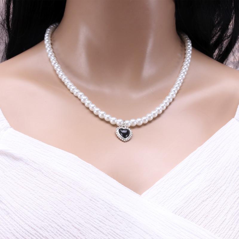 Ins black agate love glass pearl collarbone jewelry girl high-end feeling peach heart-shaped retro necklace female