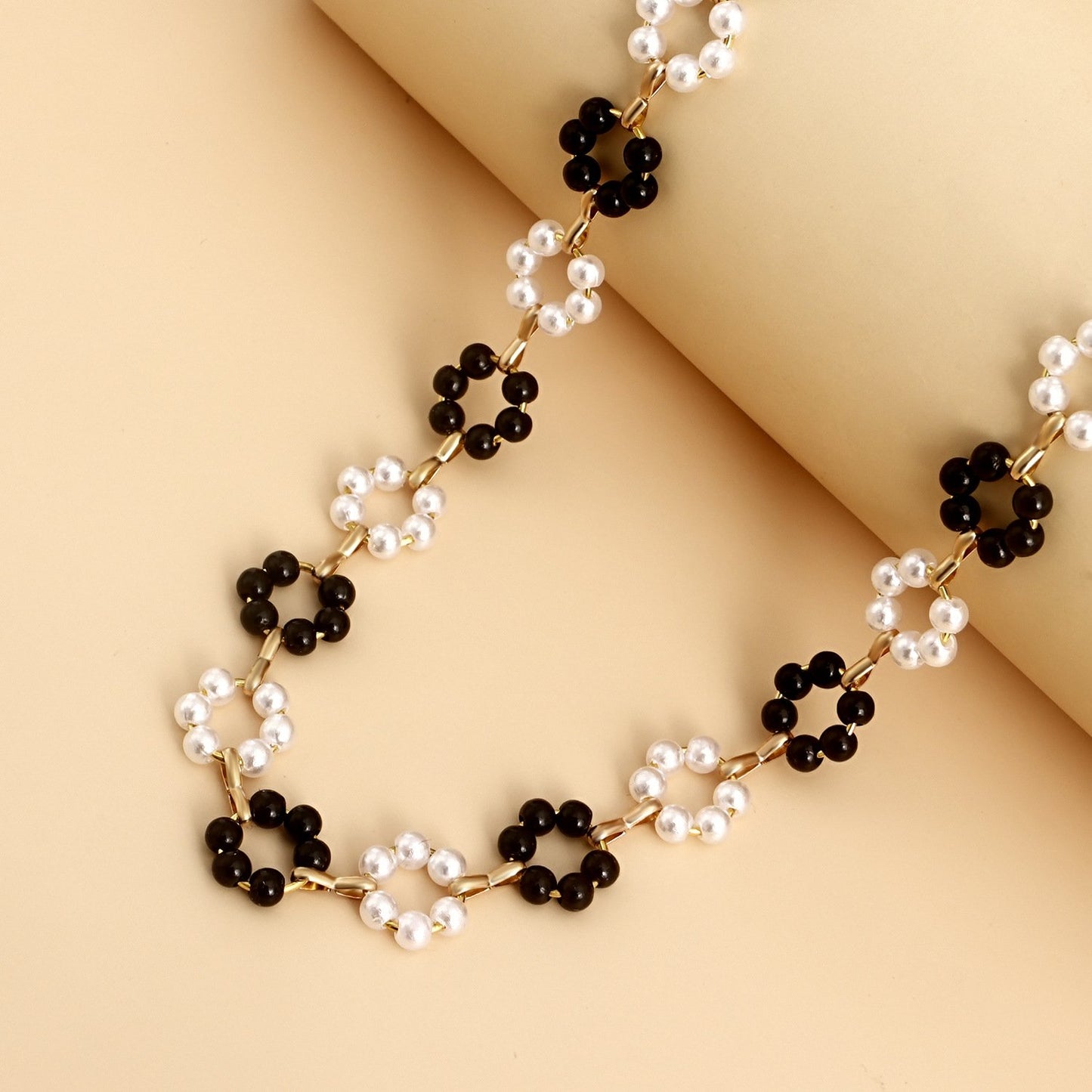 Jewelry small fresh black and white gradient small daisy imitation pearl necklace female beach single-layer necklace