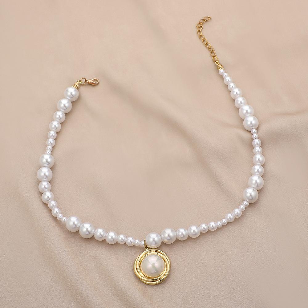 Fashion French Irregular Pearl Round Card Pendant Trendy Elegant Temperament Sexy Clavicle Necklace