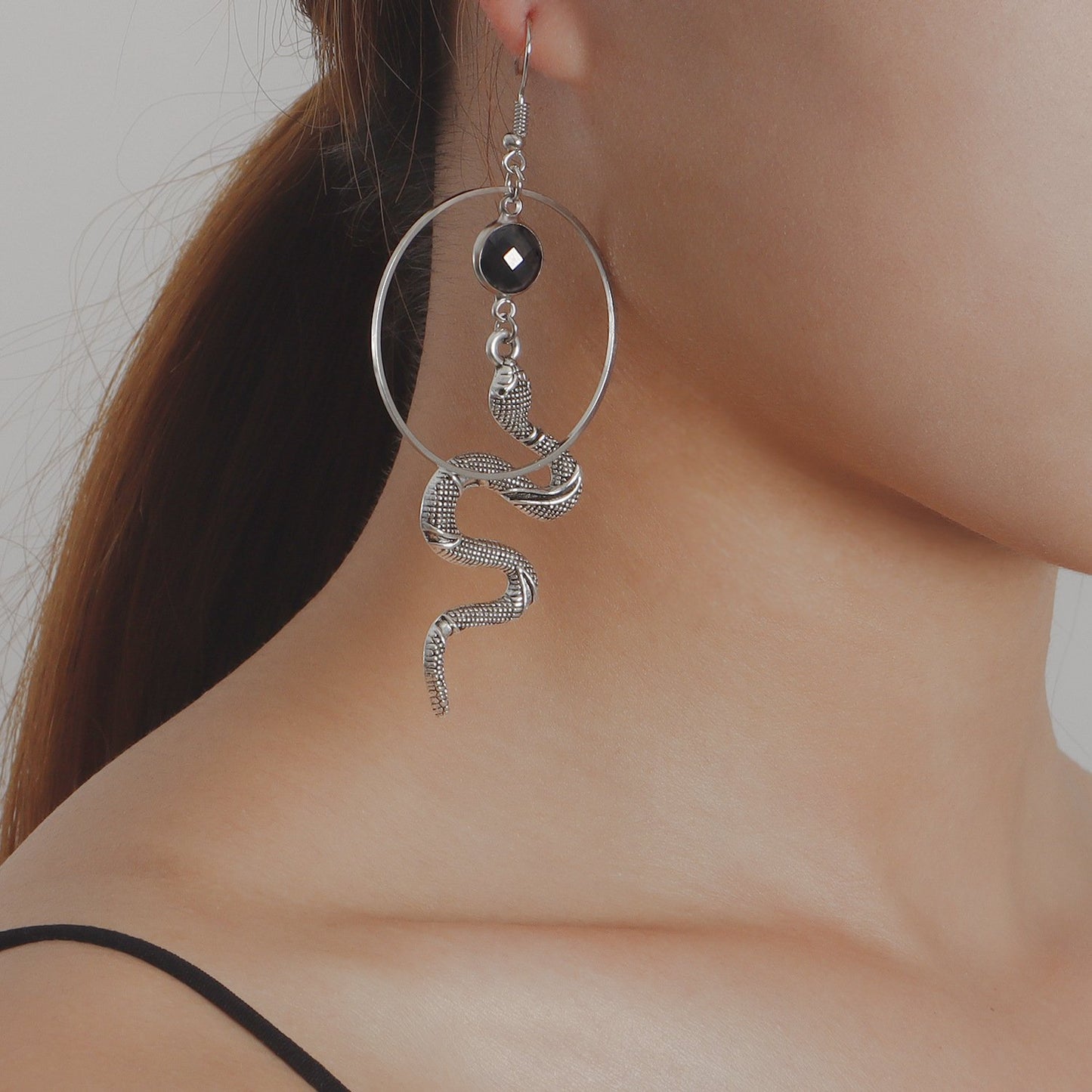 Snake-shaped earrings ins creative personality exaggerated earrings snake-shaped niche design indifferent high-end exaggerated