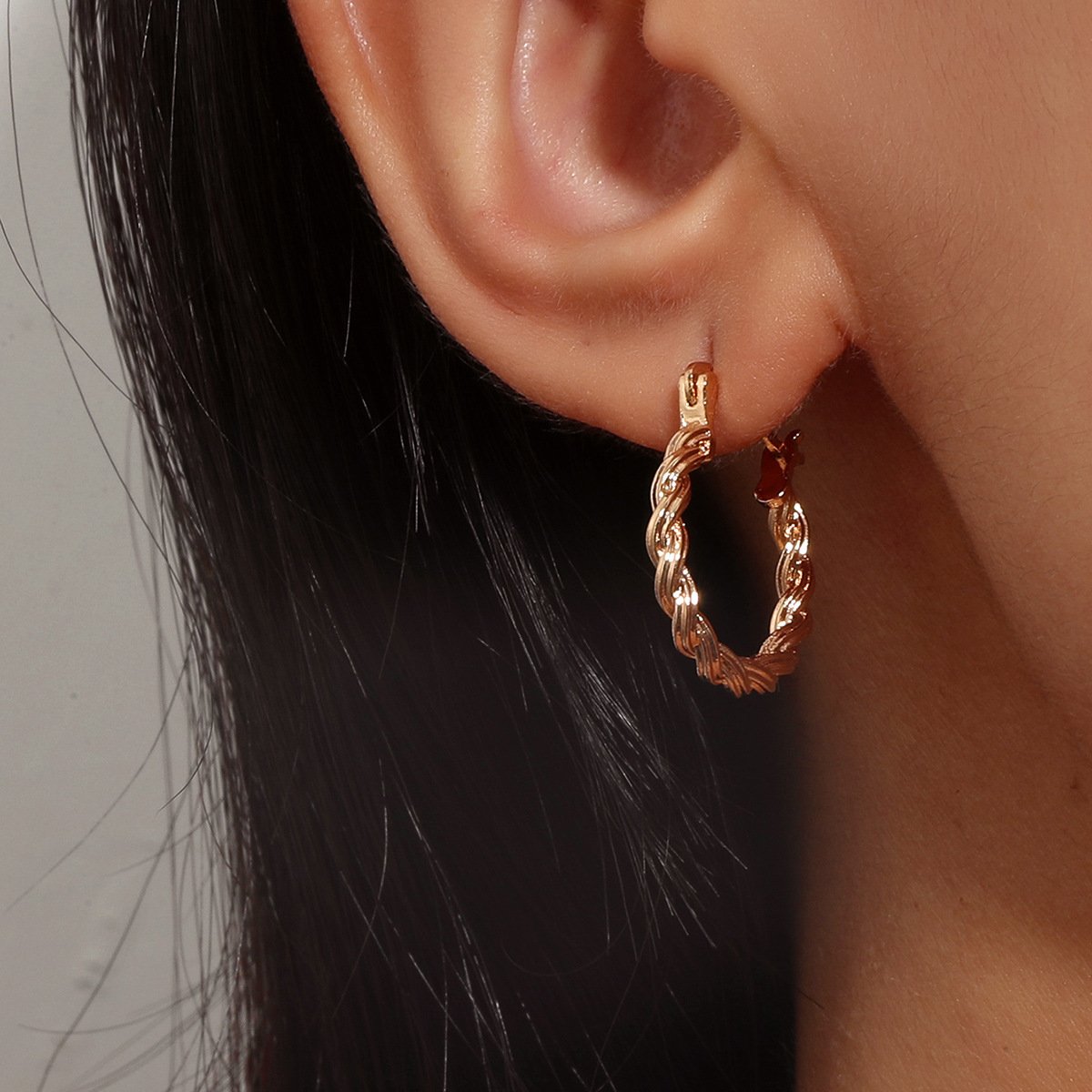 Retro Simple Metal Braided Twist Earrings Personalized Geometric Circle Earrings High-end Fashion Earrings